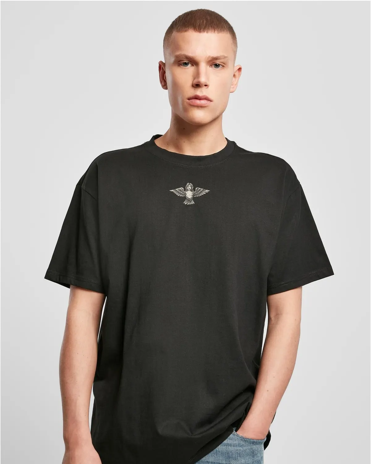 Schwarzes KRIVDA-Shirt von vorn mit kleinem Sirin-Vogel auf der Brust