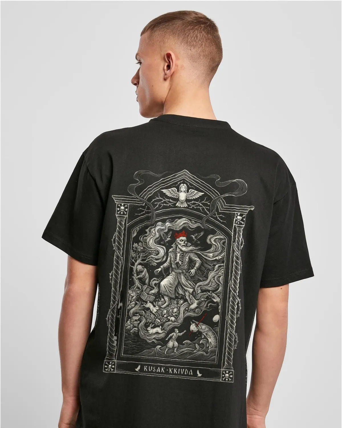 Schwarzes KRIVDA-Shirt von hinten mit Engraving im gotischen Rahmen